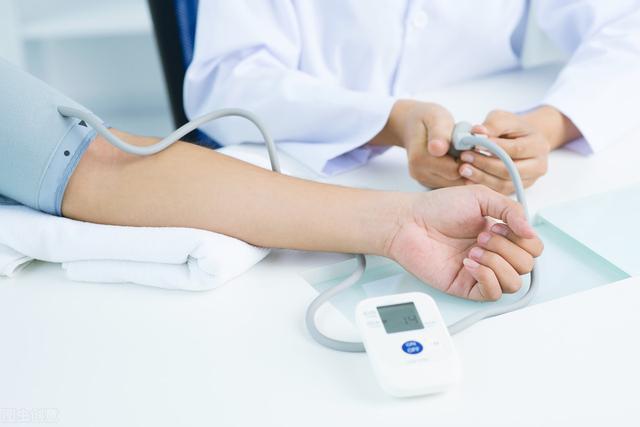 血压超过140/90，就要开始吃降压药？医生直言：这样测血压最容易误诊