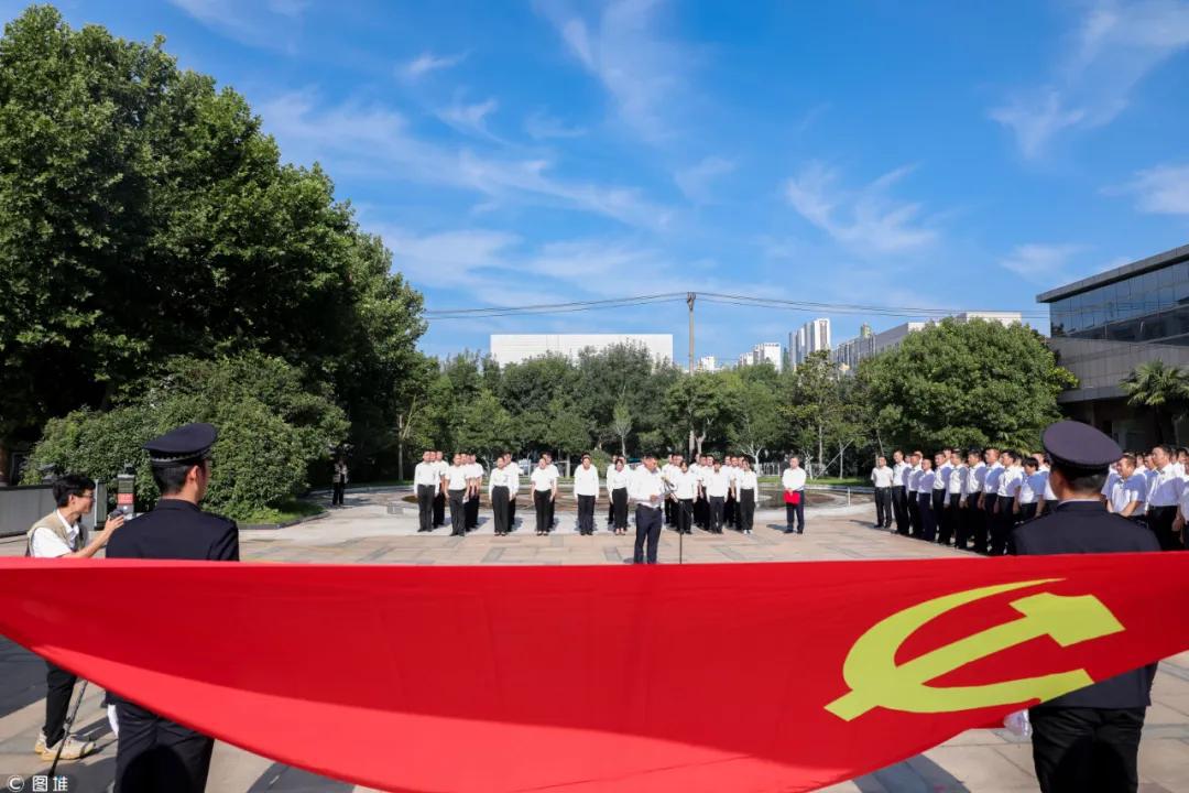 鲁南制药集团举行庆“七一”升国旗和党员宣誓活动