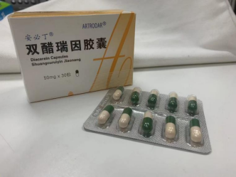 老人双腿关节疼痛僵硬别强忍，多半是骨关节炎“找上了门”！