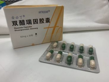 膝盖关节肿胀怎么治疗比较好？关节疼痛、肿胀警惕膝骨关节炎！