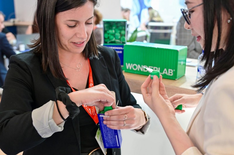 万益蓝WONDERLAB与AB-BIOTICS达成战略合作 靶向菌群研究引领体重管理新方向