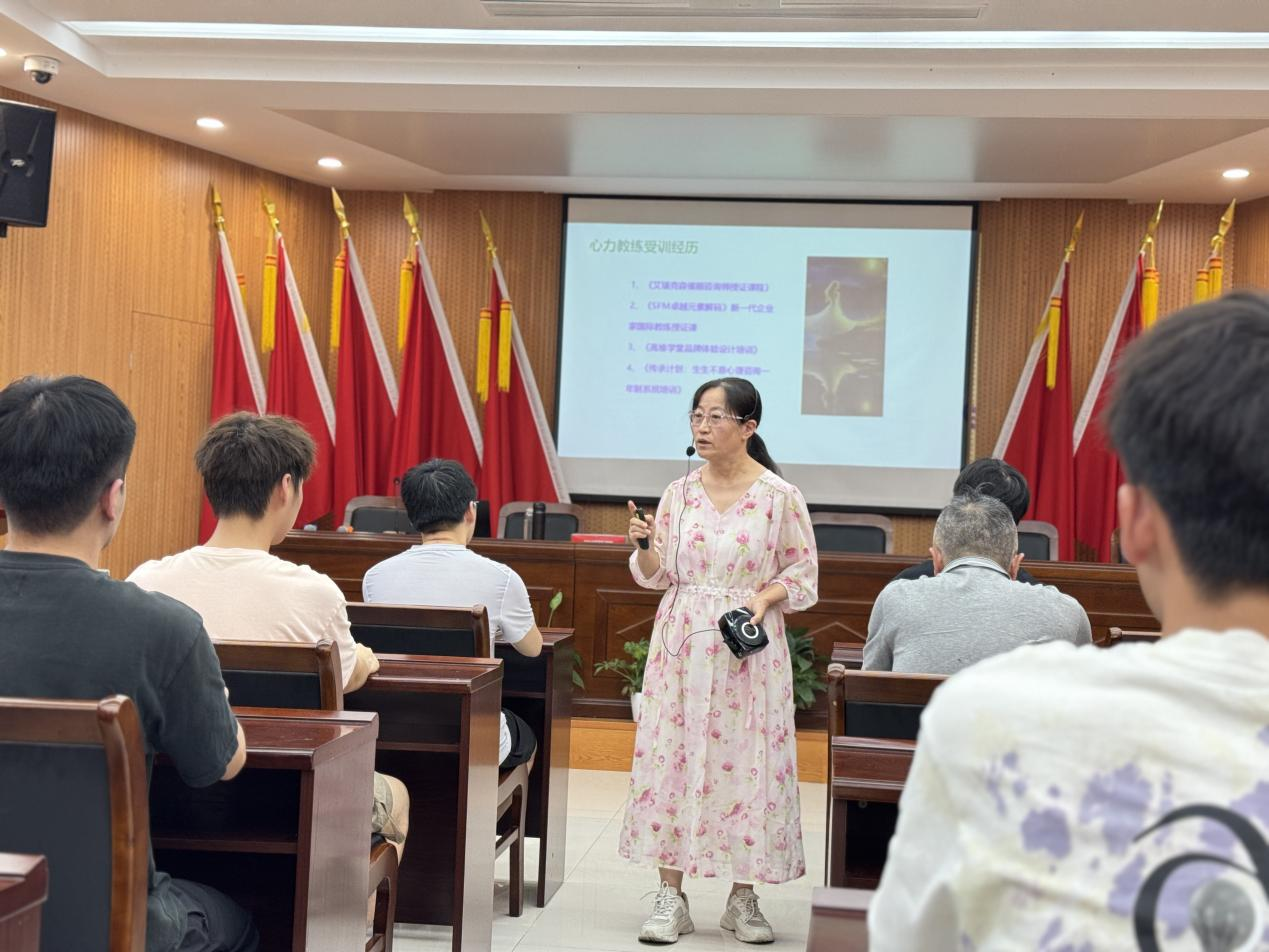 金榜题名·筑梦未来 临平区东湖街道上环桥社区为准大学生开展学前培训