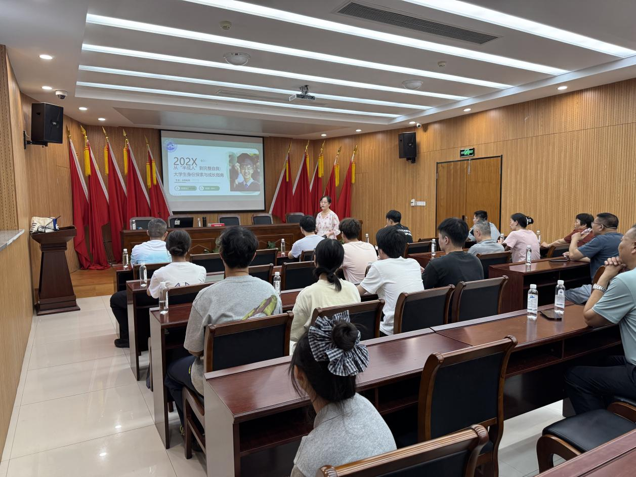 金榜题名·筑梦未来 临平区东湖街道上环桥社区为准大学生开展学前培训