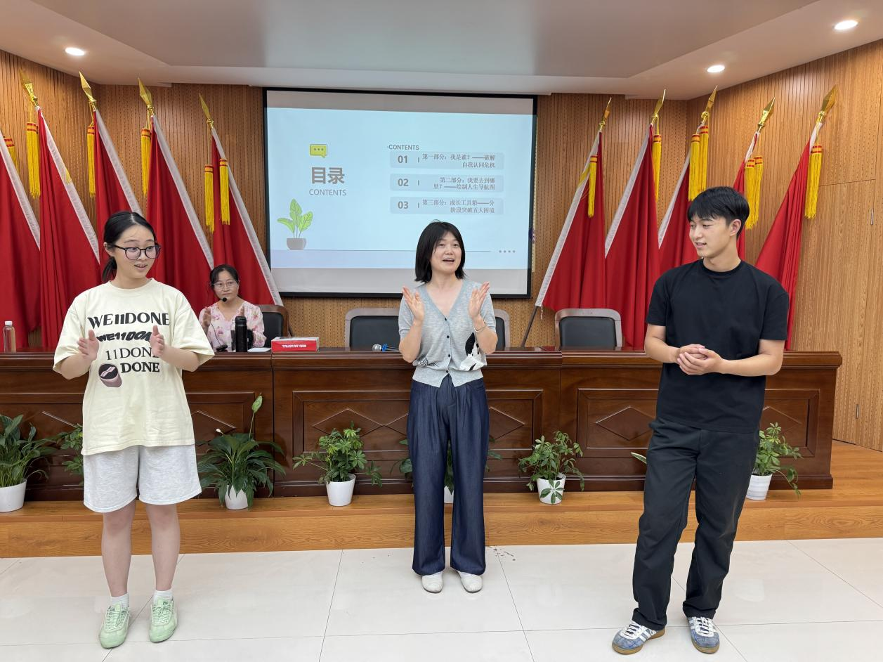金榜题名·筑梦未来 临平区东湖街道上环桥社区为准大学生开展学前培训