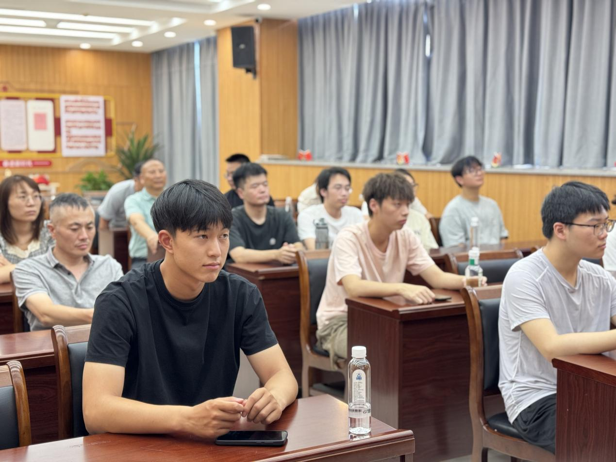 金榜题名·筑梦未来 临平区东湖街道上环桥社区为准大学生开展学前培训